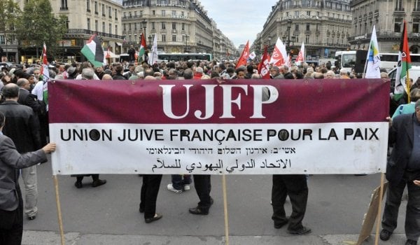 En Francia, miembros de la organización judíos franceses de la Unión por la paz (UJFP) realizaron una jornada de protesta frente a la Ópera de París