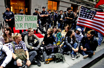 Cientos de ciudadanos de Nueva York cerca de Wall Street, para expresar su frustración con la economía.