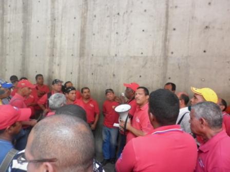 Un nutrido grupo de trabajadores de Invepal se manifestó la mañana de este 28 de Septiembre por las calles de Caracas desde el Palacio de Miraflores hasta la Asamblea Nacional