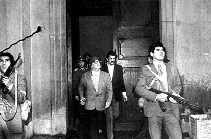 El presidente Salvador Allende defendiendo el Palacio de La Moneda, horas antes de su asesinato