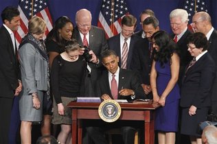 El presidente Barack Obama, firma la Ley de Inventos en Estados Unidos el viernes, 16 de septiembre del 2011 en la escuela de enseñanza superior Thomas Jefferson en Alexandria, Virgina.