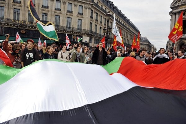 Jóvenes franceses portan una bandera gigante para apoyar pedido de la Autoridad Nacional Palestina