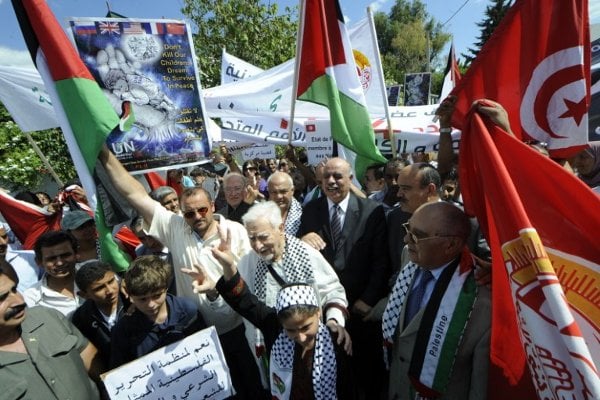 Tunecinos con banderas de su país y de Palestina dan su apoyo a la nación árabe