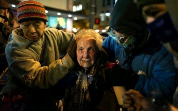 Anciana de 84 años rociada con gas pimienta en la cara durante desalojo en Seattle