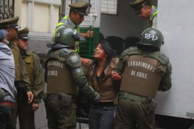 Los carabineros de Chile ejecutaron la orden de desalojo y detención de trabajadores de la educación