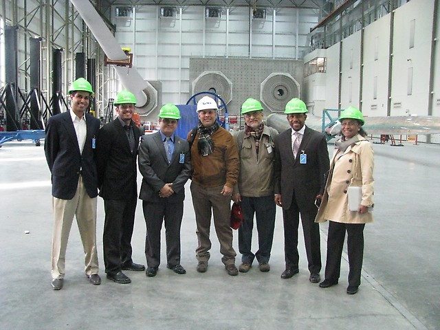 Delegados visitaron el laboratorio en Boston para las pruebas de las aspas de las turbinas eólicas.