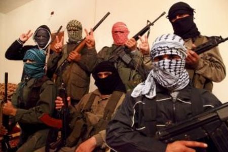 Miembros de la Armada Libre de Siria en un escondite en la frontera norte de Líbano con Siria