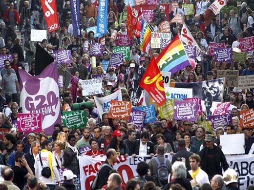 Unas diez mil personas, según los organizadores, se manifestaron hoy en el centro de la ciudad francesa de Niza para protestar contra la cumbre del G20