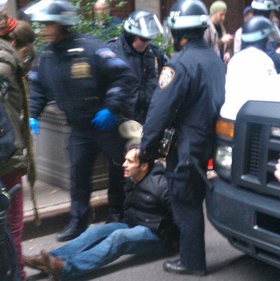 Keith Gessen, editor de la revista N +1, tirado al suelo por la policía.