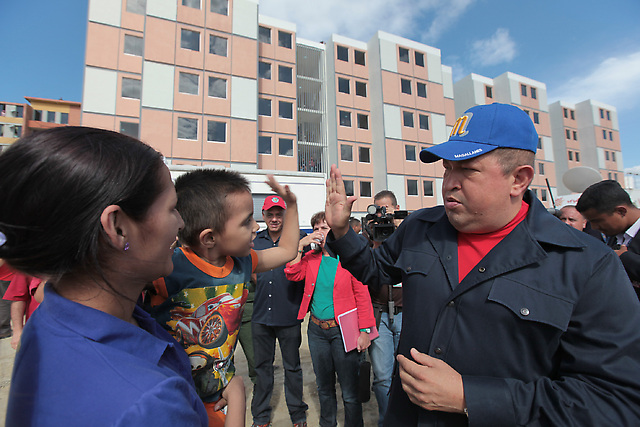 El Presidente de la República, Hugo Chávez Frías, en la entrega de un nuevo lote de 204 apartamentos en Ciudad Caribia, en el sector Camino de Los Indios, en el Distrito Capital
