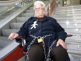 Anciana se encadena por desalojo