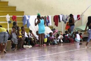 347 personas (82 familias) del municipio de Timbiquí se refugiaron en el coliseo municipal de Guapi, tras un desplazamiento masivo originado por los grupos paramilitares que operan en el Consejo Comunitario de  Comunidades Negras de Cuerval.