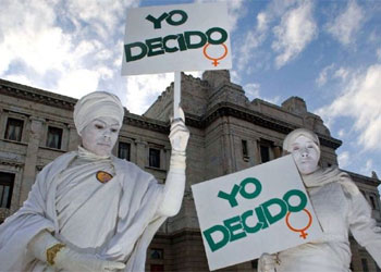 En Uruguay, la movilización de grupos que abogan por los derechos de la mujer, lograron presionar al gobierno para que legalizara el aborto a finales de 2011.