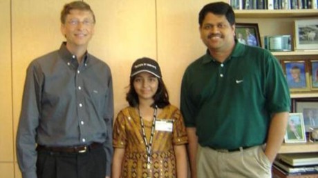 Arfa Karim Randhawa, aquí con su padre y Bill Gates