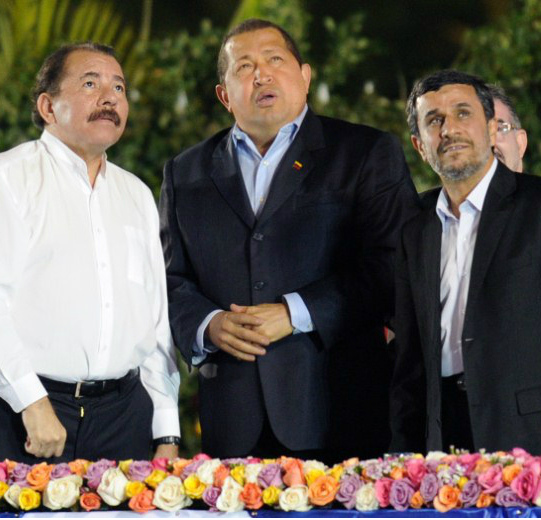 Ortega y Ahmadineyad junto al presidente Chávez