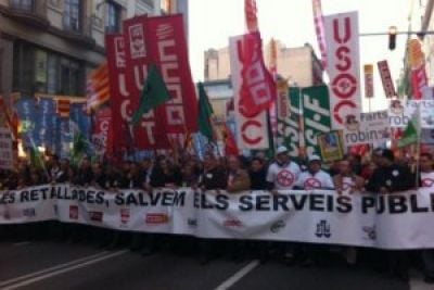 Marchan en Barcelona para protestar contra recortes del Gobierno regional.