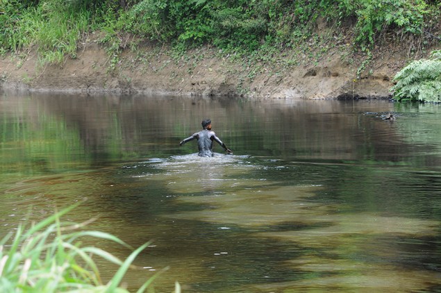 Lugareños se limpian el río sin equipos de protección adecuados