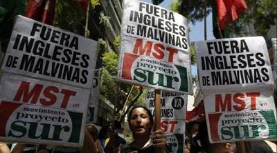 Movimientos populares argentinos demandan frente a la embajada británica en Buenos Aires la restitución de la soberanía del país sureño sobre el archipiélago.