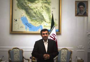 El presidente iraní, ayer poco antes de una reunión en Teherán del gobierno de la república islámica
