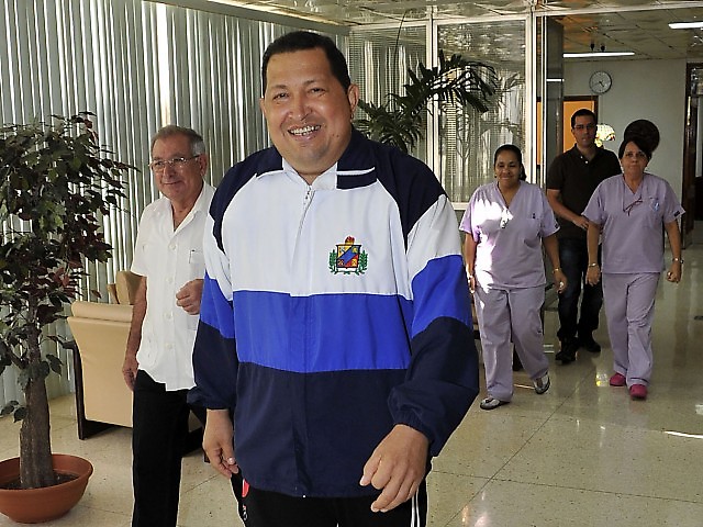 El Presidente Hugo Chávez, sonriente recuperándose luego de su operación en La Habana para removerle una lesión.