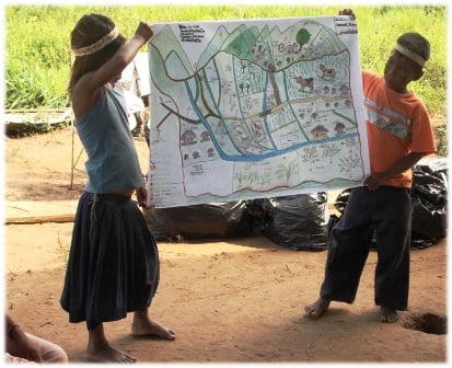 Niños indígenas con mapa yukpa