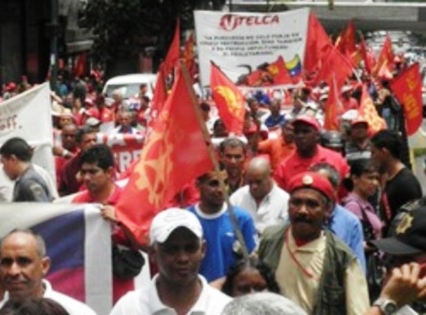 En la gráfica trabajadores marchando para entregar su propuestas de nueva LOT.