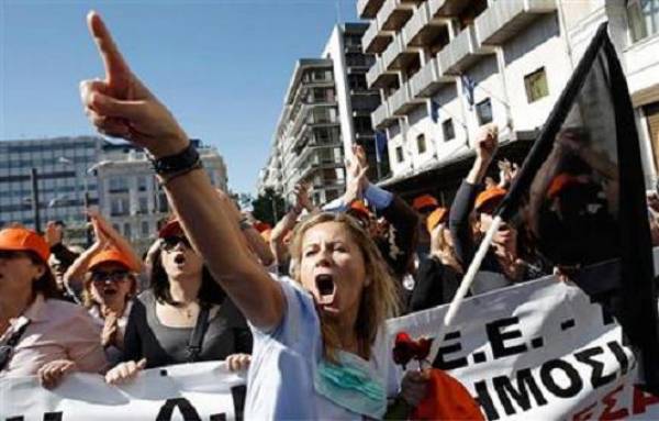 En Grecia son cada vez más los jóvenes que deben trabajar por unos sueldos de 400 euros al mes