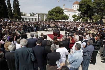 Amigos y familiares dan el último adiós a Dimitris Christoulas durante el funeral celebrado en Atenas.-Simela Pantzartzi