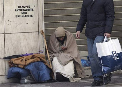 Un indigente pide limosna en una calle del centro de Atenas.