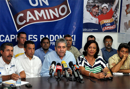 Rueda de prensa del "Comando de Capriles" tratando de negar lo obvio