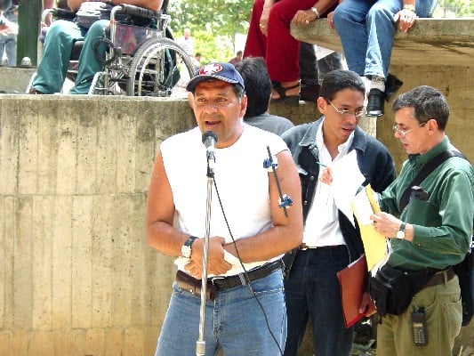 Edgar Márquez, uno de los heridos el 11 de Abril en Puente Llaguno, con Ulises Castro (Círculos Bolivarianos) y Gonzalo Gómez (Aporrea) en Asamblea Popular Revolucionaria posterior al 13 de Abril realizada en El Valle