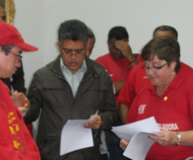 Dirigentes de la UNETE hacen entrega al Vicepresidente Jaua un documento