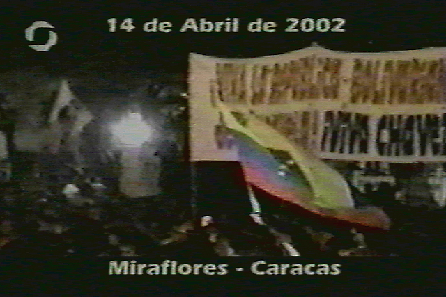 El 13, cuando se corrió la voz de ir a Miraflores, los abrebrechas pintaron esta pancarta, que llevaron a medianoche, esperando a Chávez hasta que "volvió, volvió, volvió..." Decía: "¡Viva la República Bolivariana de Venezuela! ¡Viva Chávez!"... Foto capturada de la tv.