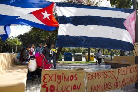 Manifestación de cubanos en Málaga en protesta por el fin de ayuda española