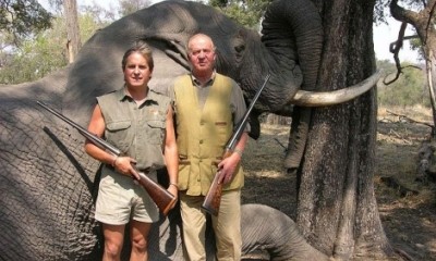El Rey de España posando con un elefante muerto en África