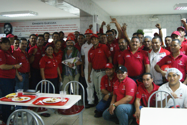 Sanchez Gordillo junto a los trabajadores de Industrias Diana