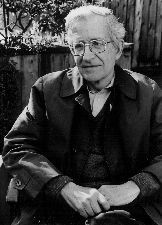 Avram Noam Chomsky (Filadelfia, 07/12/ 28) es un lingüista, filósofo y activista estadounidense