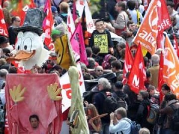 Vista de la manifestación anticapitalista convocada en Fráncfort (Alemania)