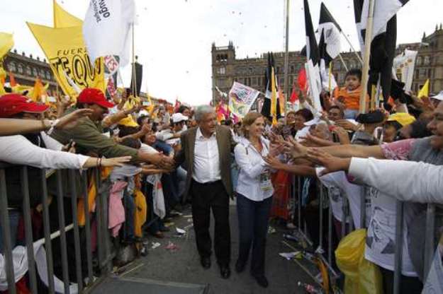 Andrés Manuel López Obrador, candidato del Movimiento Progresista a la Presidencia de la República, arribó a la Plaza de la Constitución acompañado por su esposa, Beatriz Gutiérrez Müller, para el cierre de campaña electoral