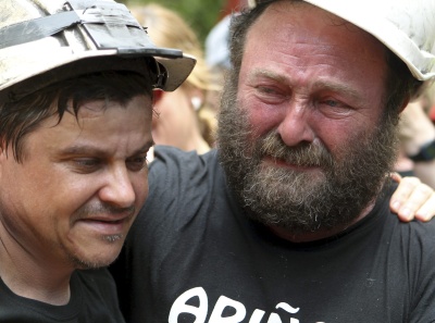 Dos mineros emocionados en la "marcha negra" a favor del carbón, en Zaragoza.
