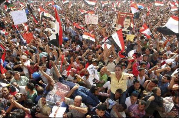 Seguidores del candidato de los Hermanos Musulmanes, Mohamed Mursi, celebran su victoria en las elecciones presidenciales en Egipto. 