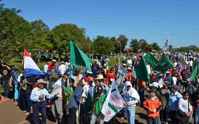 Miles de campesinos paraguayos se movilizan hacia la capital desde ayer.