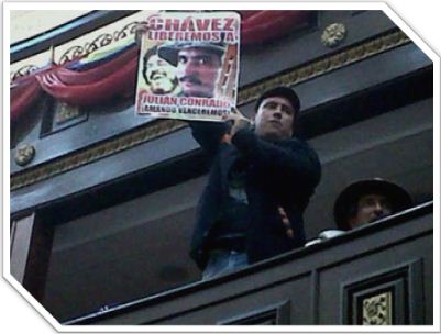 Cantor Centauro Saher en el balcón de la Asamble Nacional con los Movimientos Populares
