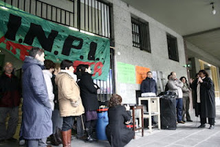 Trabajadores en las puertas del INPI-AR reclamando sus derechos