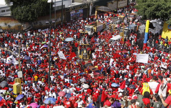Una marea roja en todas las calles de Caracas