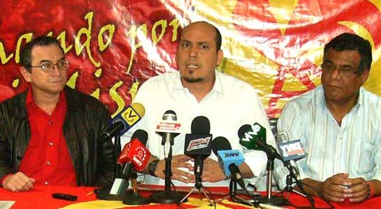 Carlos Aquino (Centro), Douglas Gómez (Derecha) y Pedro Eusse (Izquierda), miembros del Buró Político del Partido Comunista de Venezuela (PCV)