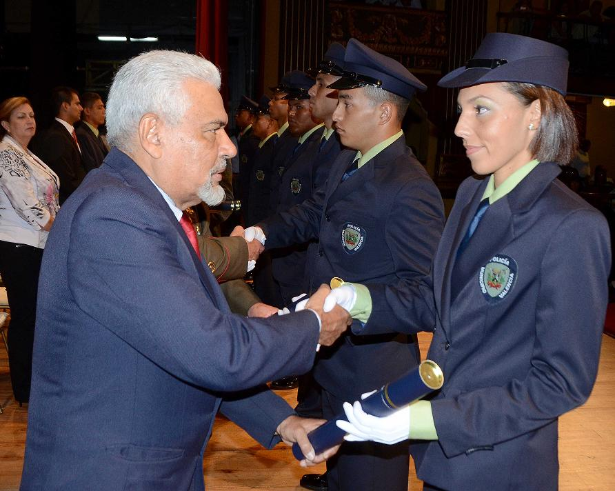 Egresada de la Décima Primera Promoción del Curso Básico Policial “Oficial Jefe Luis Enrique Benitez” recibe su certificado del Alcalde Edgardo Parra.