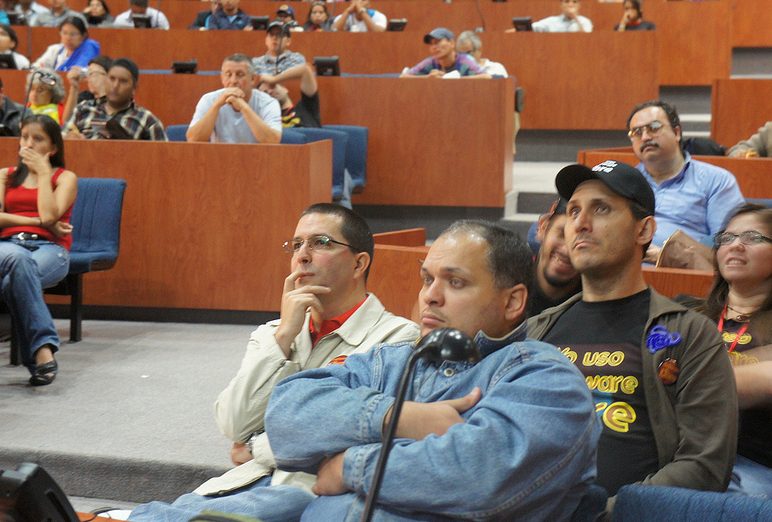 El Ministro Jorge Arreaza escuchó atentamente a otros conferencistas en el Congreso Nacional del Software Libre.