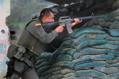 Ejército colombiano combate a las FARC en el Cauca.