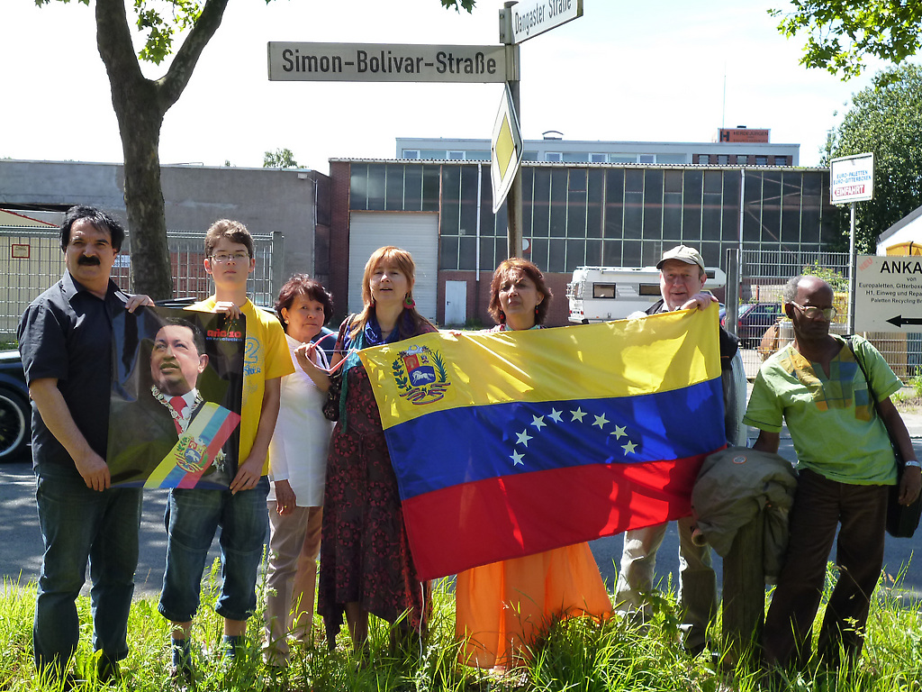 Homenaje a Bolívar en la ciudad de Bremen, Alemania con miembros solidarios con la Revolución Bolivariana y la Cónsul de Primera Milena Velázquez